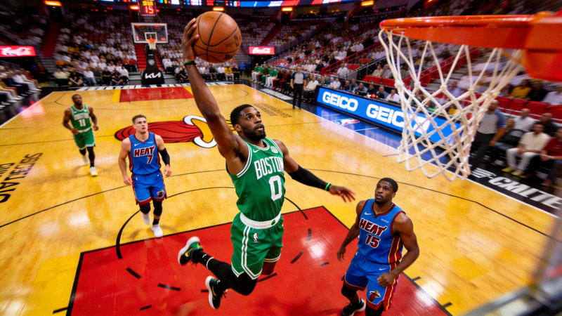 NBA东部决赛凯尔特人队对阵热火队的高清直播画面，球员上篮瞬间