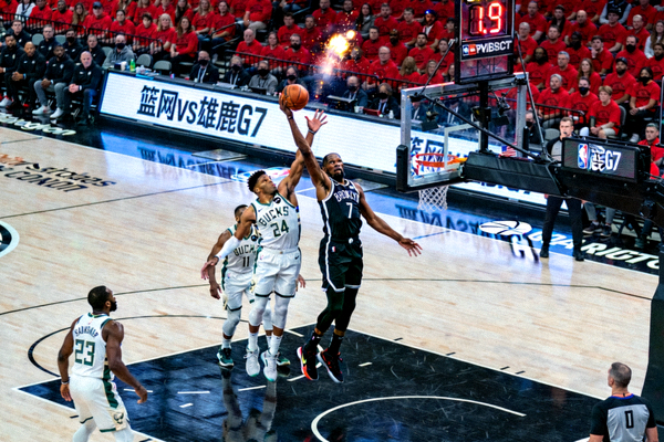 NBA季后赛篮网队对阵雄鹿队抢七大战回放高清截图，杜兰特绝平球
