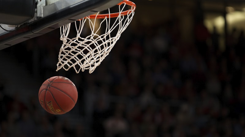 NBA篮球比赛现场高清直播画面，湖人队对阵勇士队激烈对抗